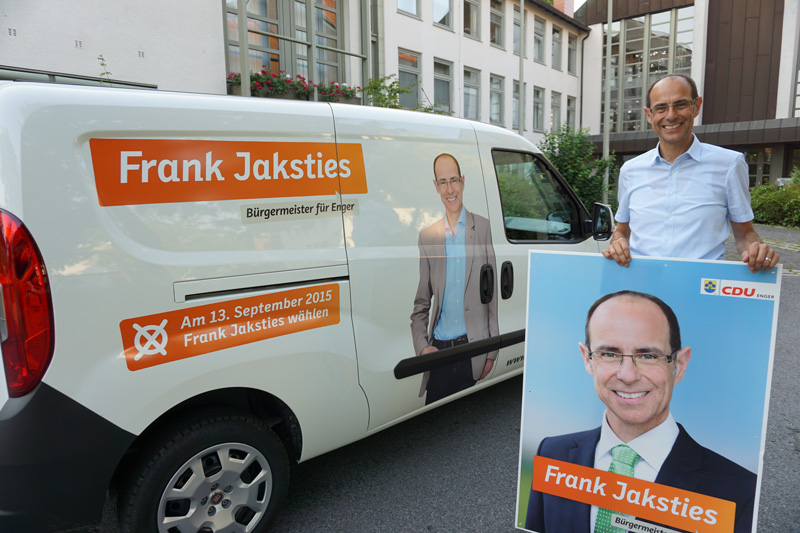 Hier möchte er hin: Bürgermeisterkandidat Frank Jaksties mit seinem Wahlkampfmobil vor dem Engeraner Rathaus